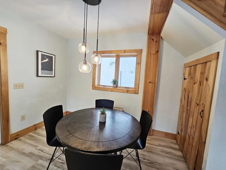 Modern design in the woods, private, beautiful (4191)