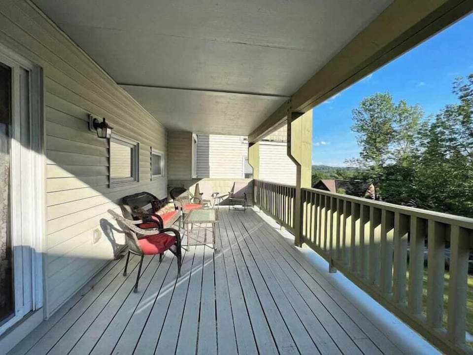 Lovely two bedroom condo, central Stowe location. (4101)