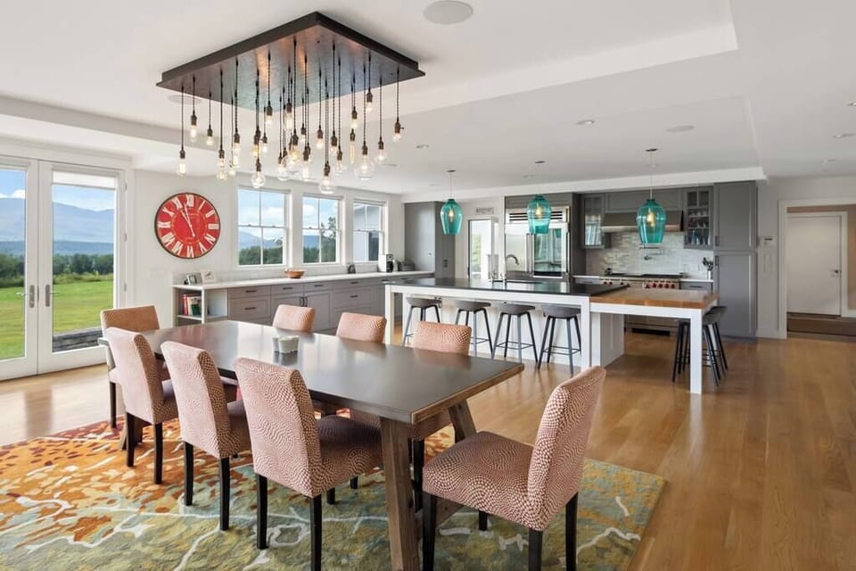 Gorgeous Luxury Home, Panoramic Mountain View! (1250)