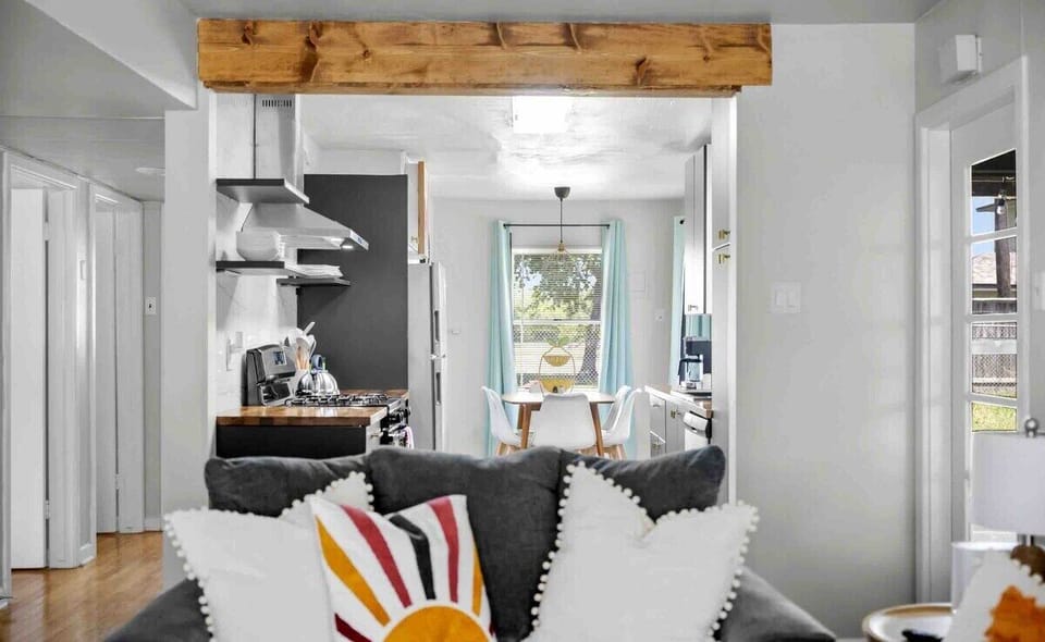 A modern and airy living room with an open layout, ideal for socializing and relaxation.