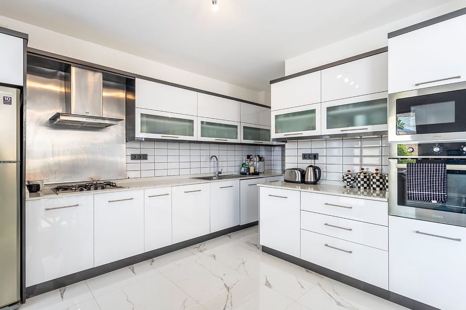 Open plan fully fitted kitchen