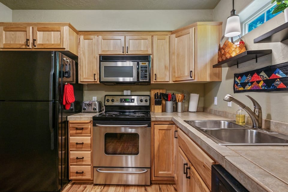 Electric range. Microwave. Refrigerator/freezer