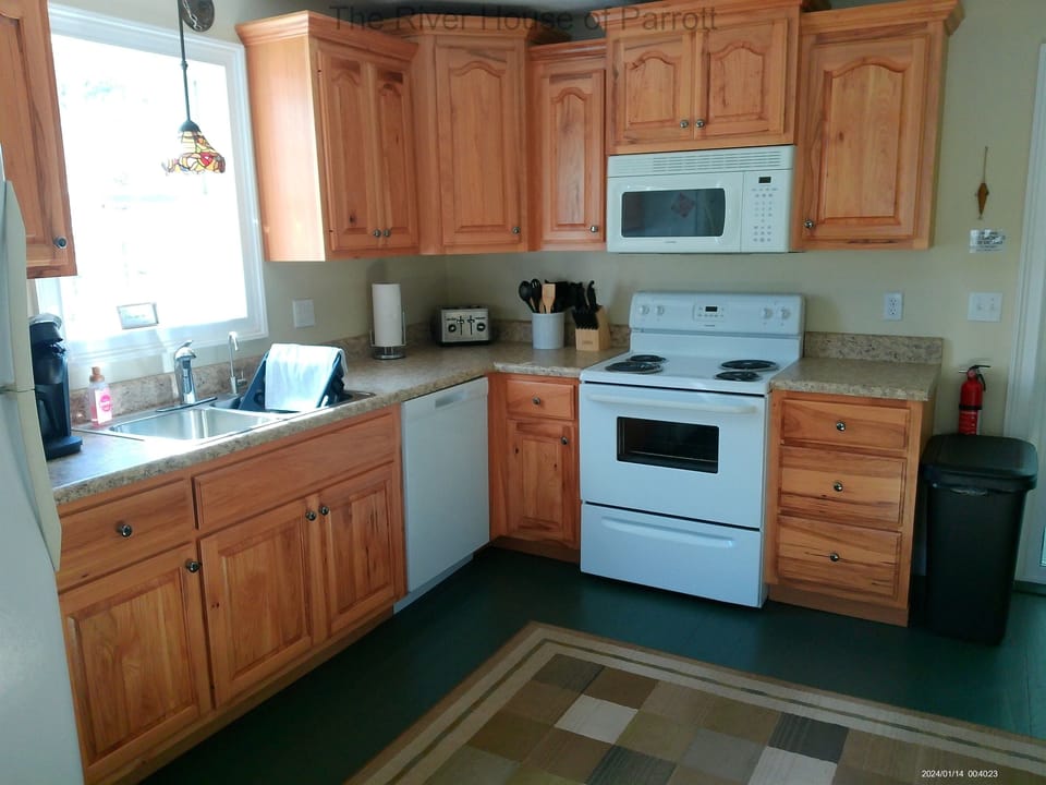 Fully equipped kitchen with a range of small appliances to assist in meal preparation throughout your stay.
