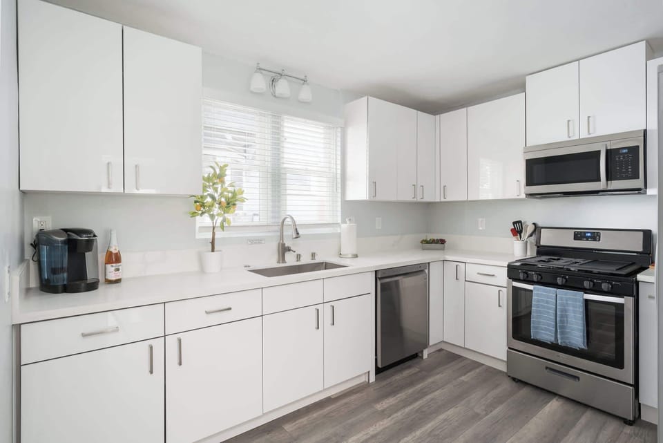 Full Kitchen | Stovetop Oven | Dishwasher | Microwave | Refridgerator