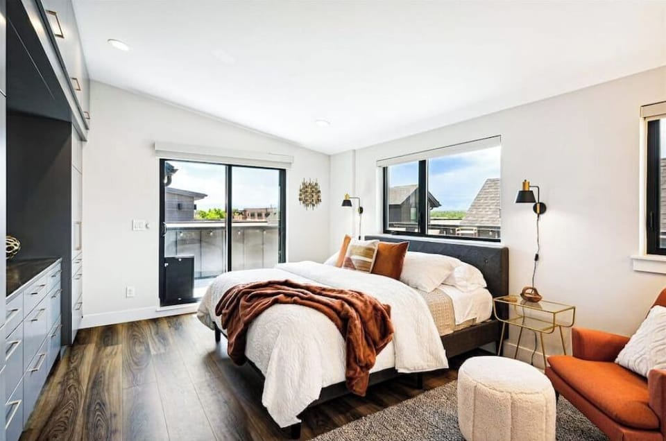 Top floor king bed, room with views, remote operated window shades, mini-split