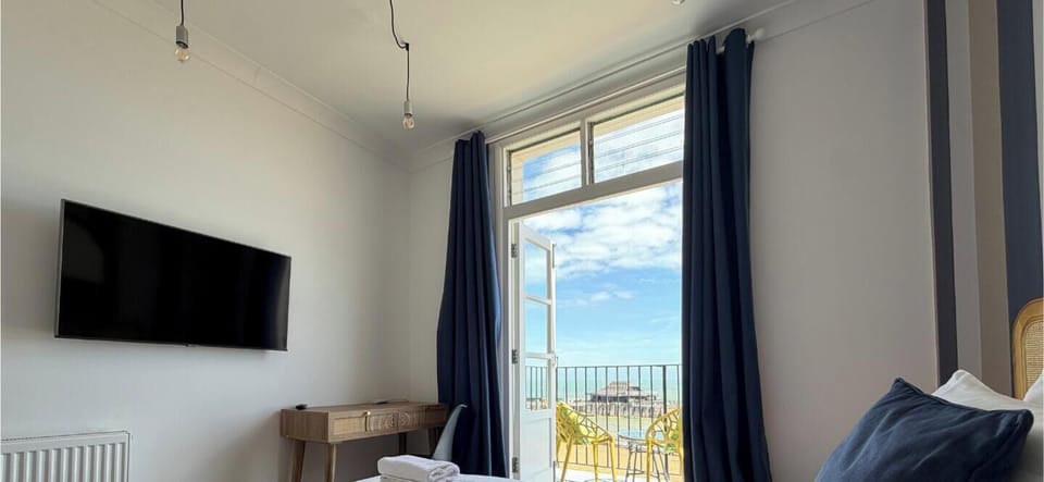 New TV Master Bedroom - Beach Lookout - Broadstairs - Kent - @seastayuk