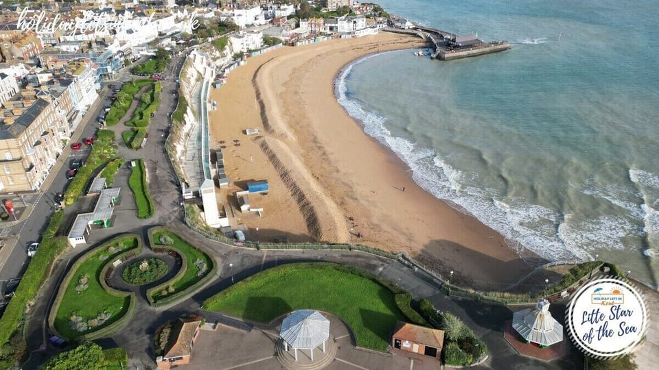 Broadstairs gardens & Viking Bay 20 seconds from the apartment - Little Star Of The Sea - Broadstairs - Kent - holidayletsinkent.co.uk - Holiday Lets In Kent - Seaside Accommodation 