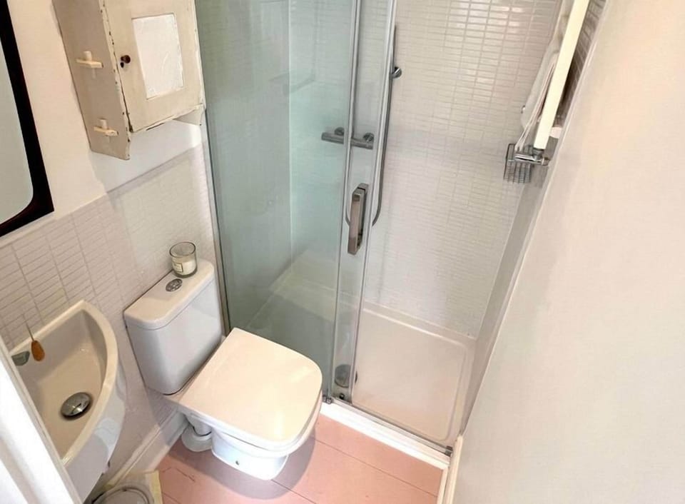 Bathroom - Little Star Of The Sea - Broadstairs - Kent - holidayletsinkent.co.uk - Holiday Lets In Kent - Seaside Accommodation 