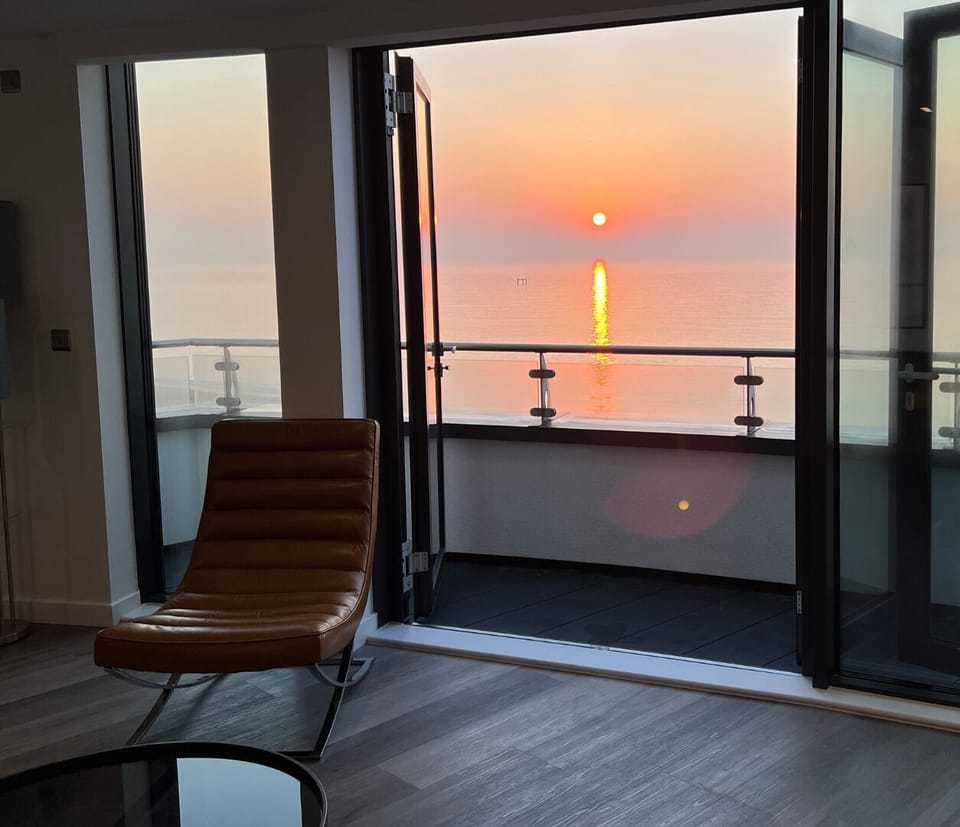 Lounge, Balcony & Sea View - Ocean Lookout - Seastay.co.uk