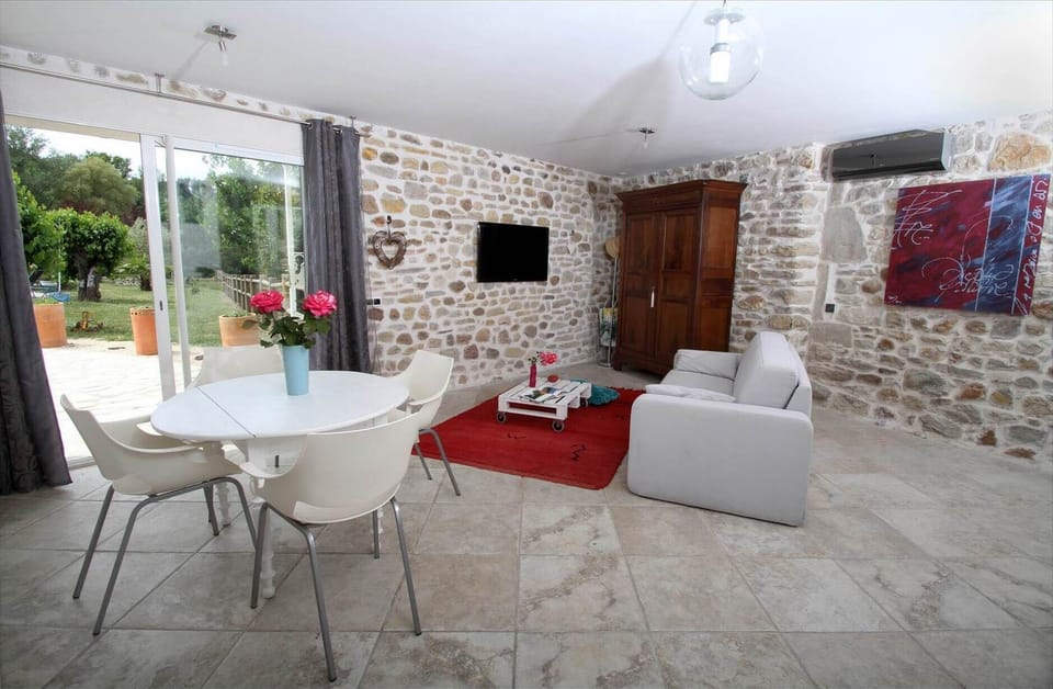 location saisonniere piscine spa calme detente nature parc riviere gard occitanie gite_de_charme art riviere serenite luxe design authenticite chic