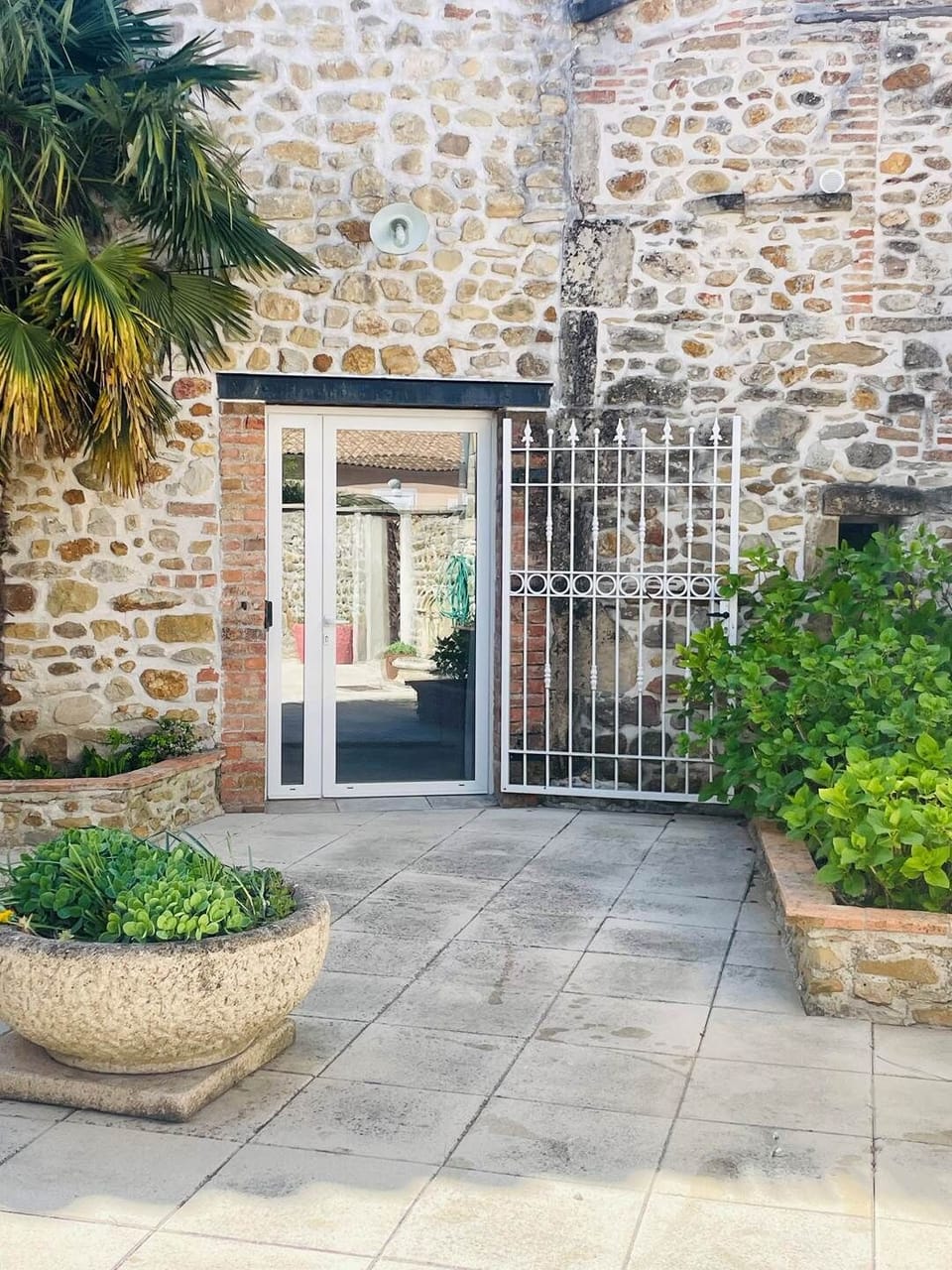 location saisonniere piscine spa calme detente nature parc riviere gard occitanie gite_de_charme art riviere serenite luxe design authenticite chic