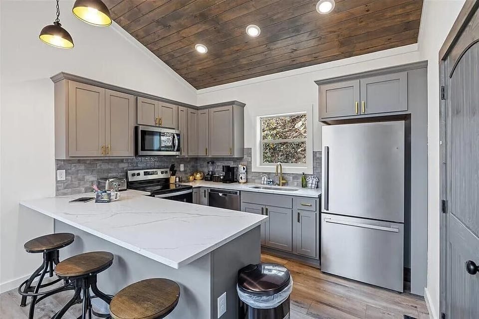 Fully stocked kitchen with Keurig & drip coffee maker