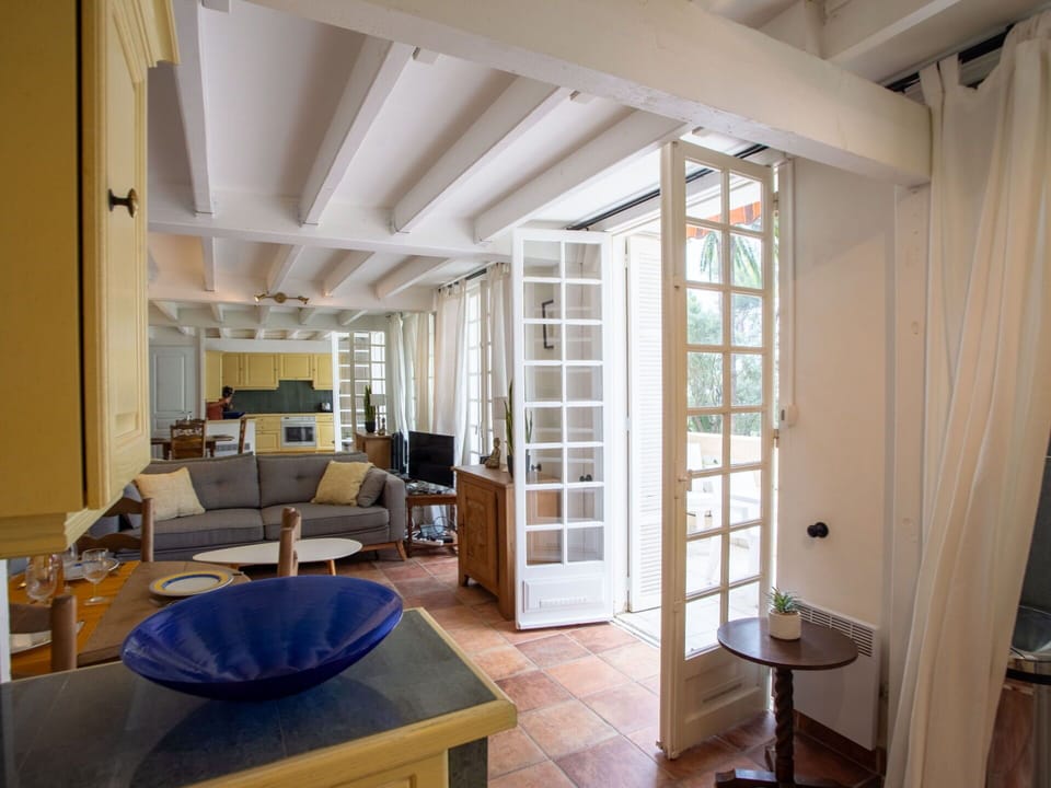 Furniture, Property, Table, Building, Couch, Wood, Comfort, Window, Interior Design, Flooring