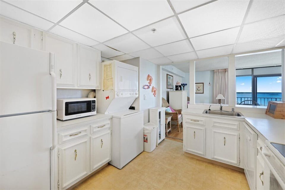 The Well-Stocked & Spacious Kitchen is sure to be a Chef's Dream!