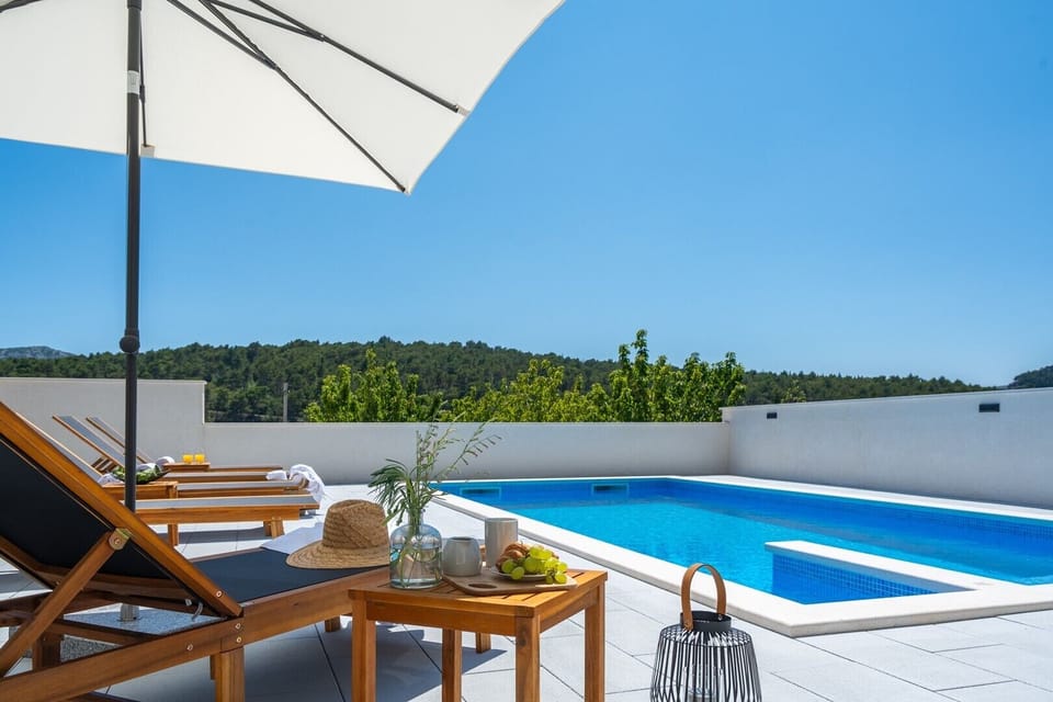 a private, heated 32 sqm (8m x 4m) swimming pool, 6 deck chairs and outdoor shower

