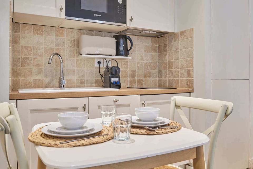Cuisine ouverte entièrement équipée avec espace repas