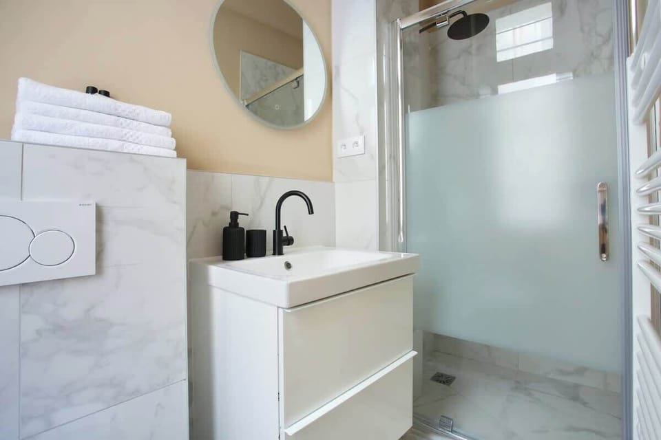 Salle de douche moderne et  refaite à neuf