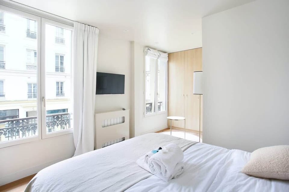 Chambre à coucher avec lit double et télévision