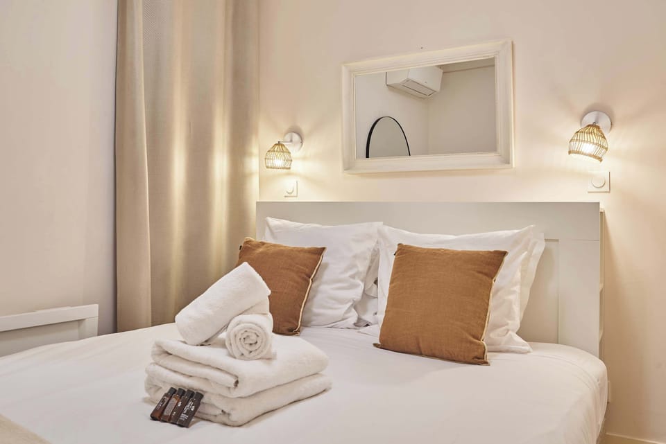 Chambre avec lit queen size et salle de douche attenante