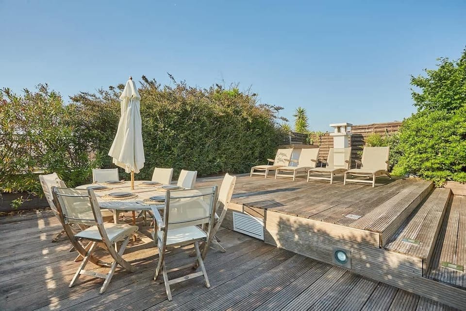 Superbe terrasse avec table pour manger et transat