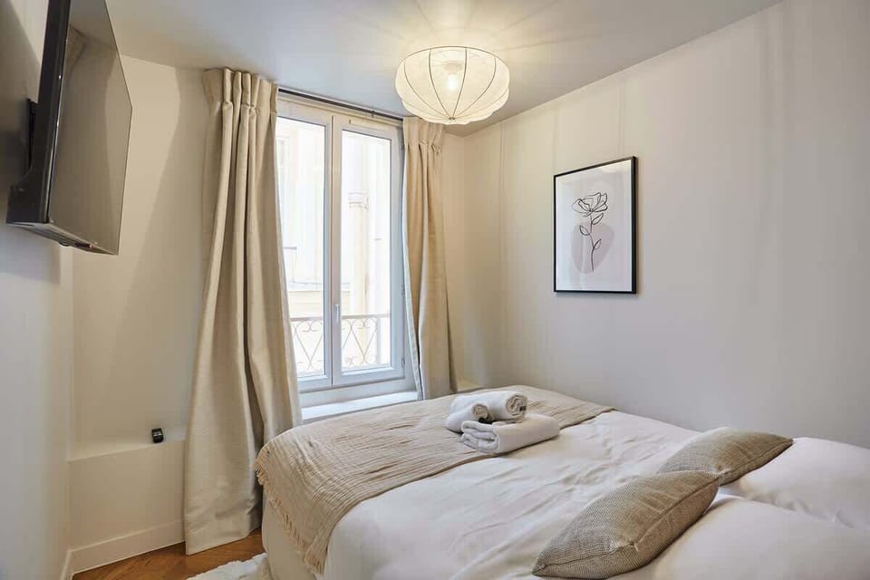 Chambre avec lit queen size et smartv TV