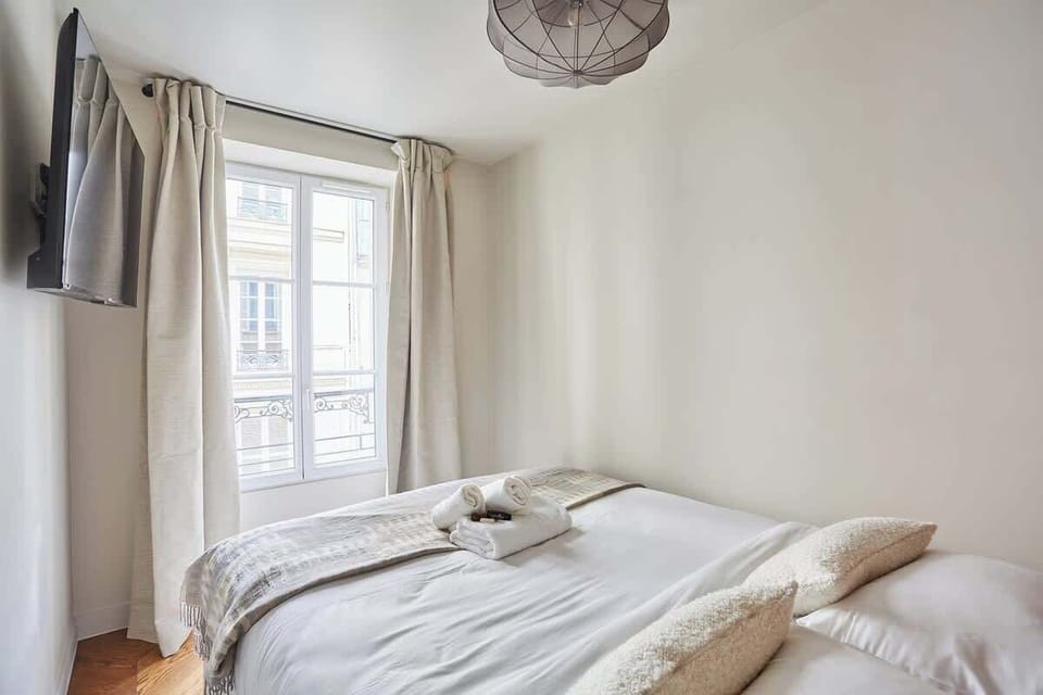 Chambre avec lit double 160 cm et télévision