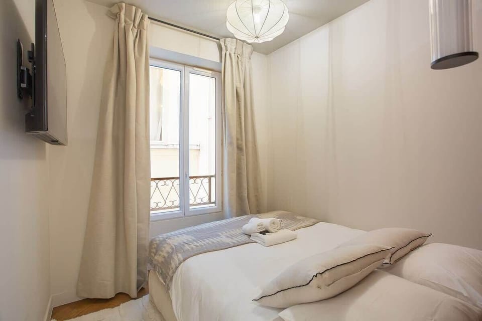 Chambre avec lit double 160 cm et télévision