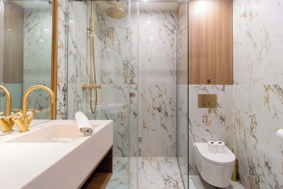 Salle de bain avec toilette