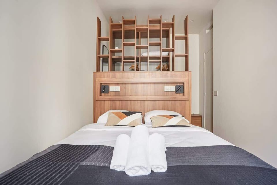 Chambre avec lit double 160 cm et télévision