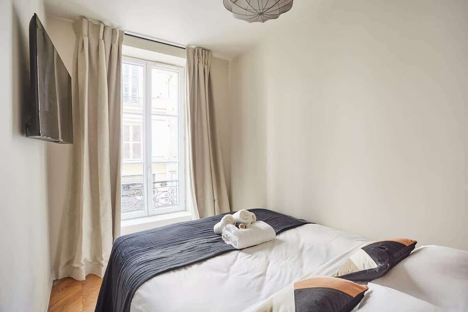 Chambre avec lit double 160 cm et télévision