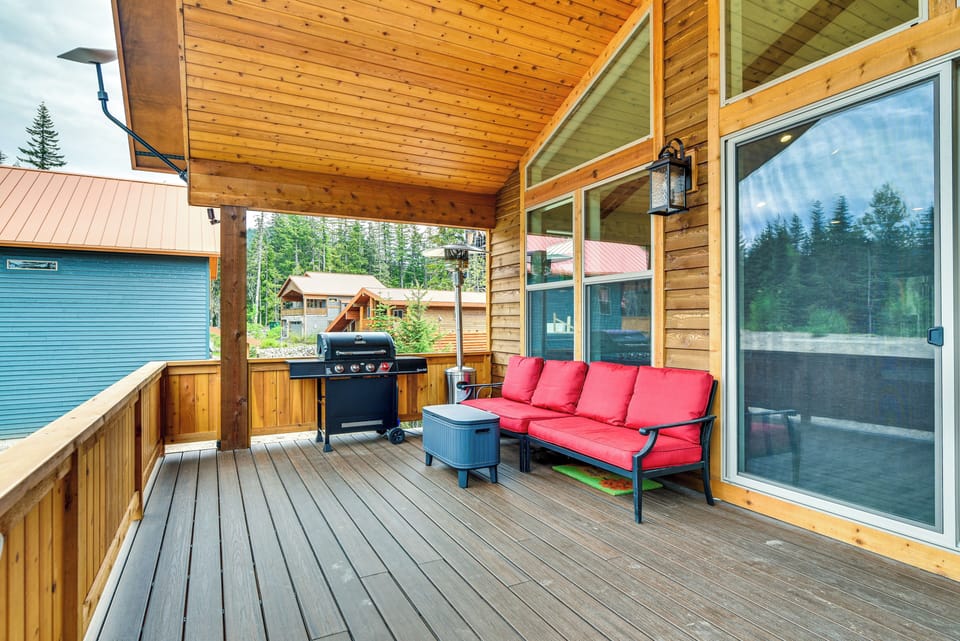 Deck | Gas Grill | Outdoor Seating