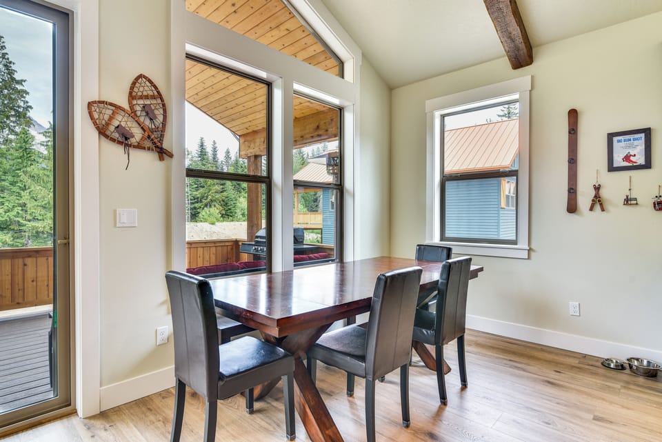 Dining Area | Dishware & Flatware Provided
