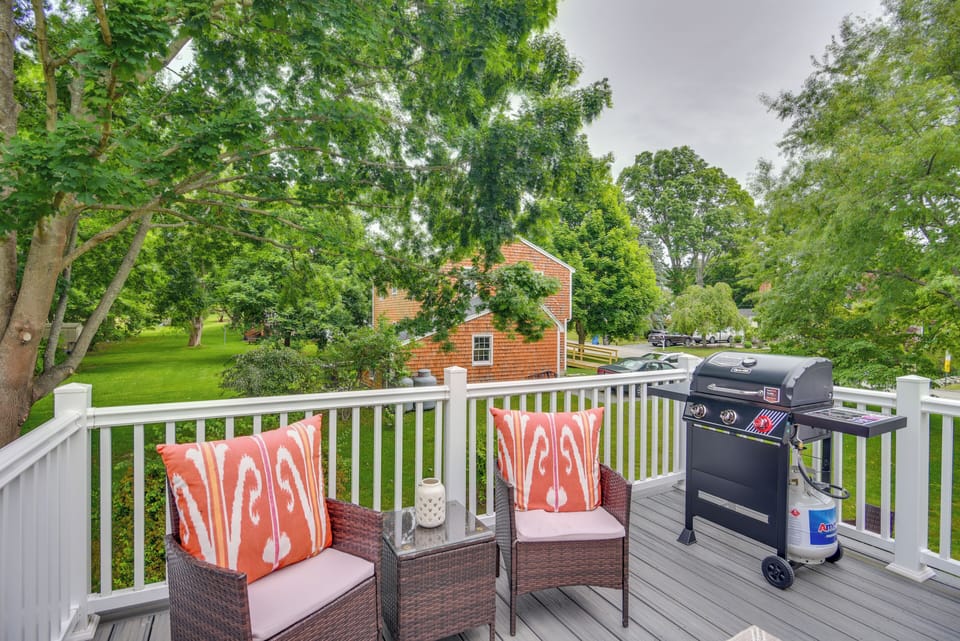 Deck | Gas Grill (Propane Provided)