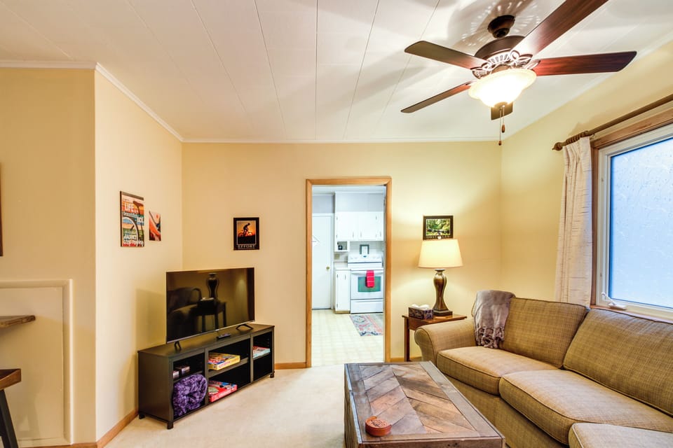 Living Room | Smart TV | Free WiFi | Central A/C