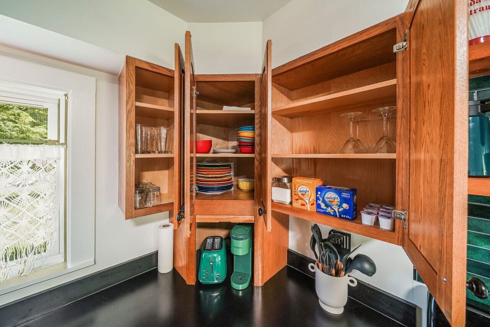 Kitchen amenities Stocked with 10 k-cups, creamer and sugar