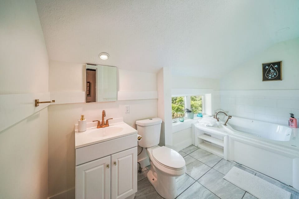 Upstairs Full Bath with Jetted Tub