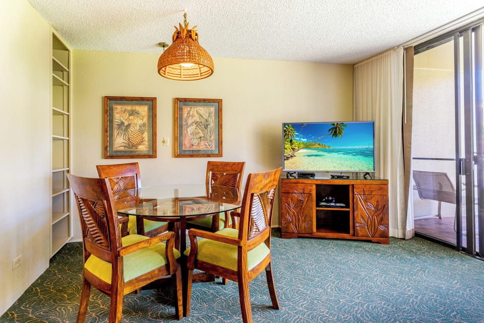 Gather around your private dining space with tropical-inspired décor and enjoy meals with ocean breezes just steps away through your balcony door.