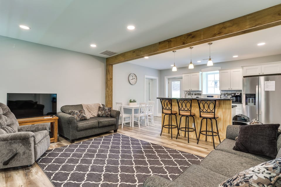 Living Room | Smart TV | Free WiFi | Central Heat & A/C