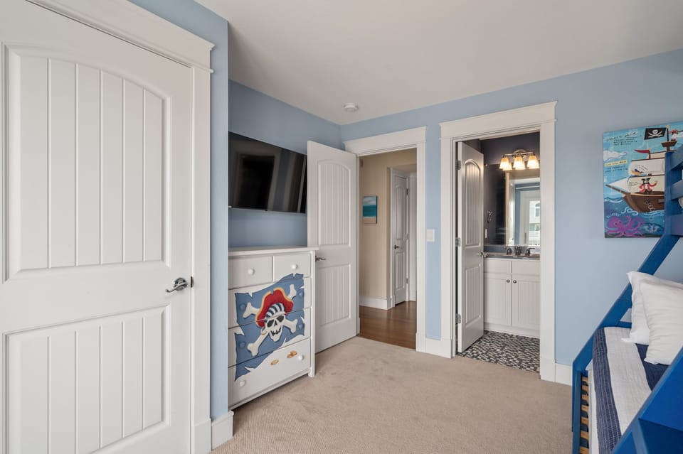 DE11: Carolina Blue | ML Bedroom 7 - Pyramid Bunkbed, Private Bath, Deck Access