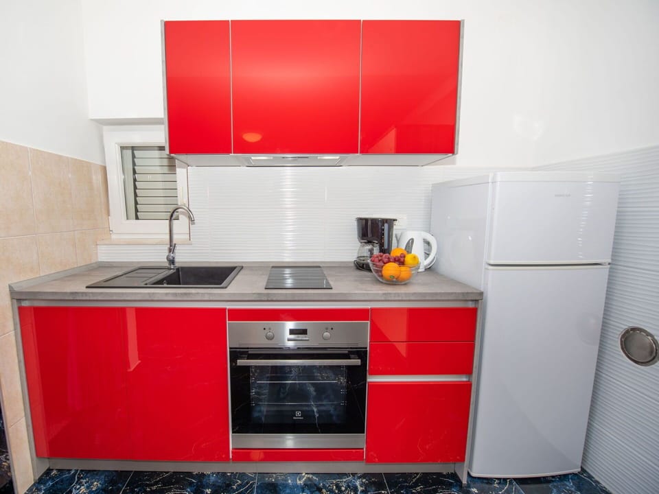 Furniture, Table, Building, Chair, Tableware, Cloud, Sky, Tablecloth, Outdoor Furniture, Shade