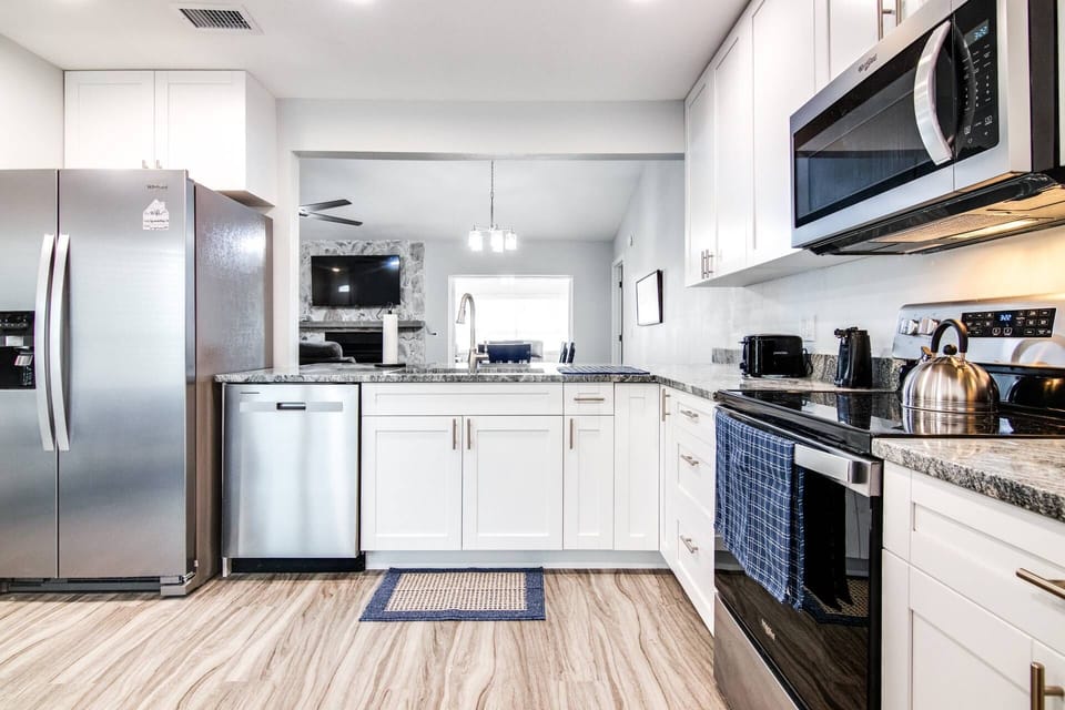 Beautiful & open concept kitchen with new stainless appliances!