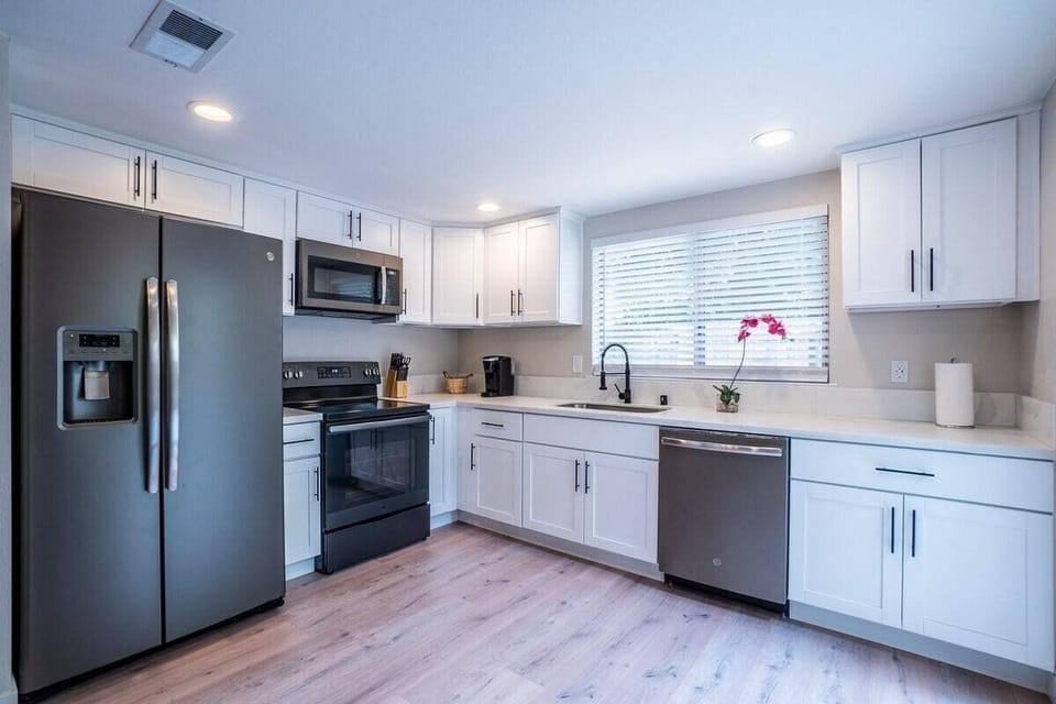 Full kitchen for all your cooking needs.