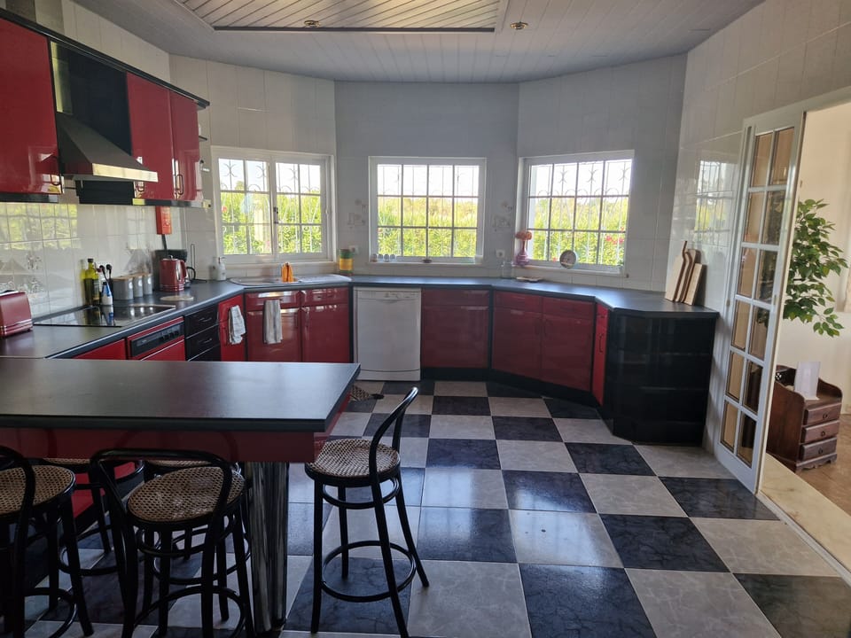Large kitchen and breakfast bar