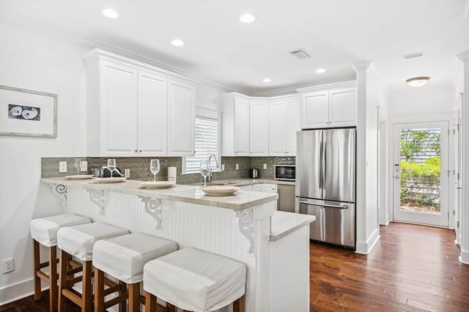 Kitchen with Breakfast Bar