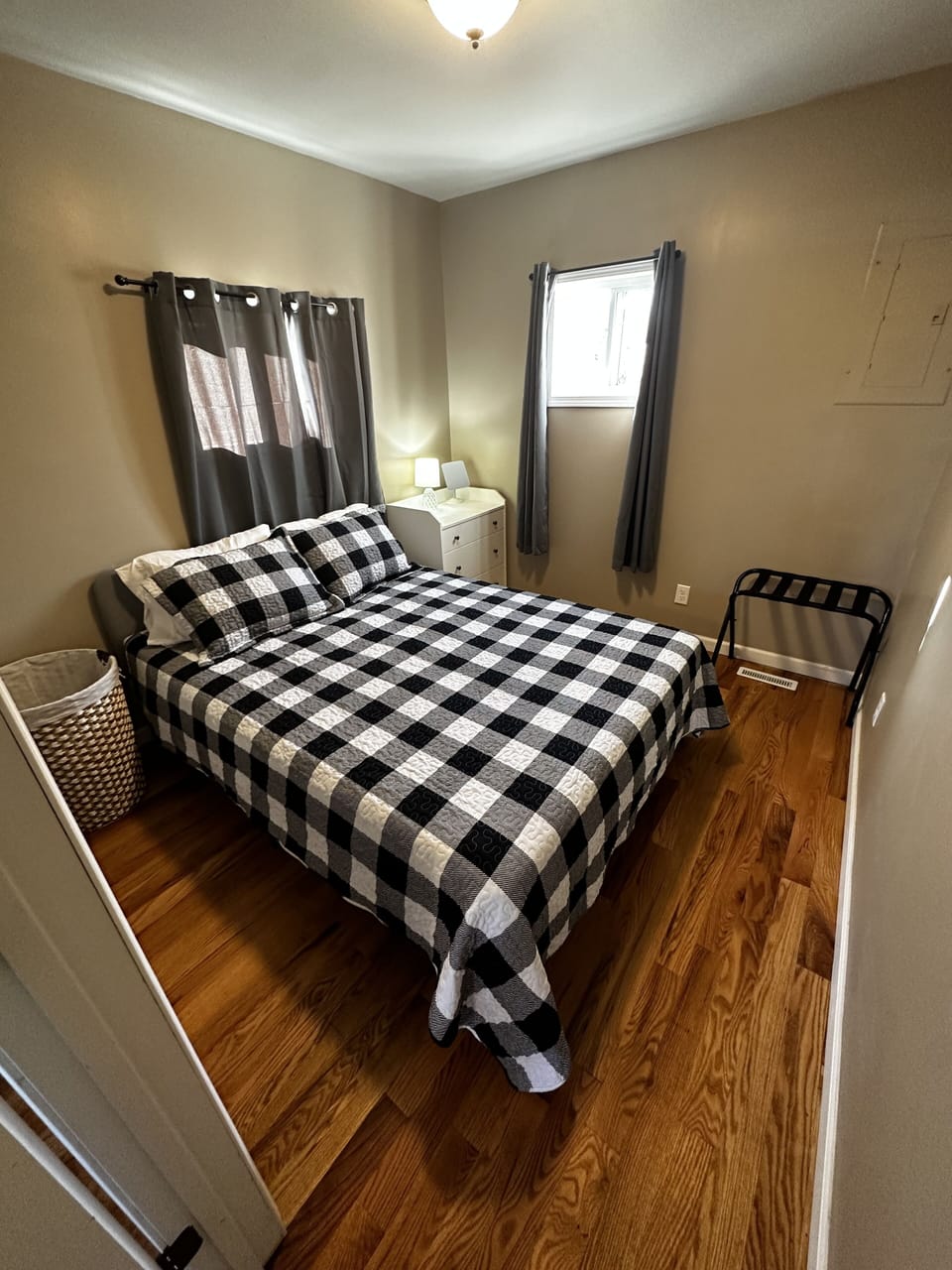Bedroom 1 includes a queen bed, dresser, luggage storage, and clothes hanger. 