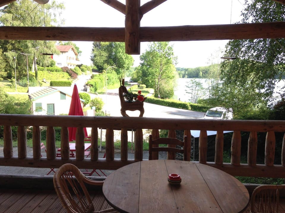 Terrasse équipée de table, chaises, et transat