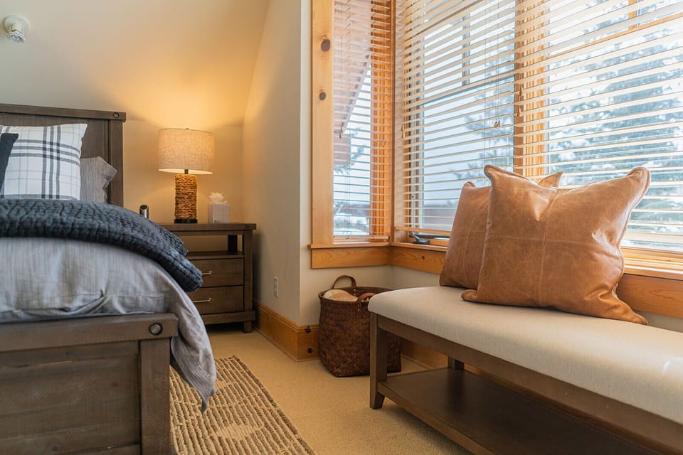 Bedroom - Double Eagle B2 - Vivid Vacation Rentals Telluride - Bedroom - Double Eagle B2 - Vivid Vacation Rentals Telluride