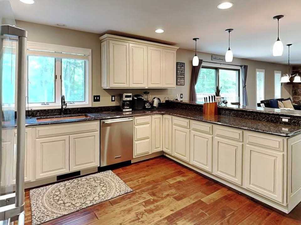 Full Kitchen w/ Stainless Steel Appliances