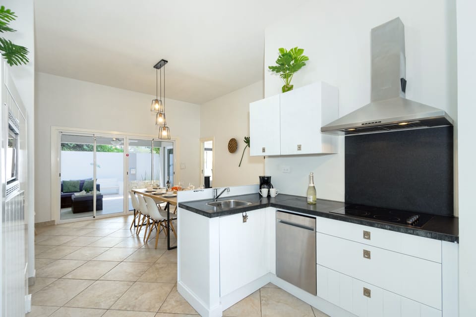 Exclusive and fully equipped kitchen of the villa in Noord, Aruba - Availability of all kitchen accessories - Elegant lighting - Large amount of storage - Sufficient space to walk and work according to your ease - Excellent bright space of villa