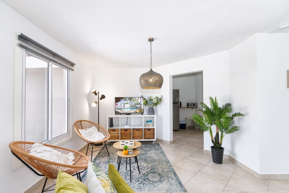 Living Area of the 3BR house in Noord Aruba - Smart TV and Netflix - Artfully arranged plants for a touch of nature - Natural light floods the room, enhancing its warmth and inviting atmosphere
